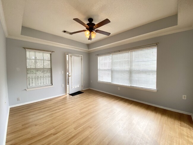 Building Photo - Updated One Bedroom Condo In The Reserve a...