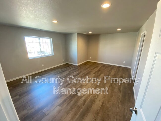 Building Photo - 4521 E Bobolink Ln