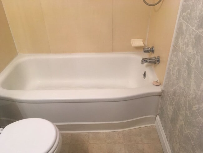 Building Photo - Cute 2 bedroom home for only $895 in conve...