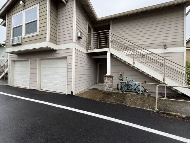 Building Photo - Spacious 904 Sq Ft Home in Bethany with Garage Parking, Washer/Dryer & Modern Kitchen Features