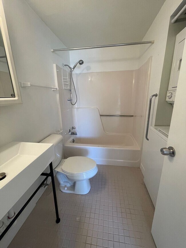 Building Photo - Charming 2BR Condo in Niagara Falls