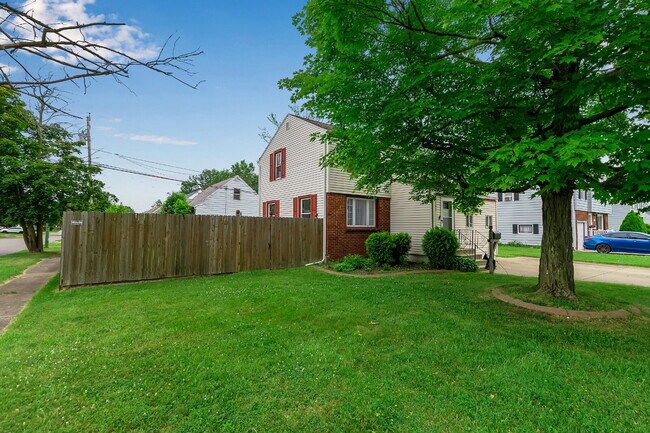 Building Photo - Furnished 4-Bedroom Single-Family Home in Cheektowaga