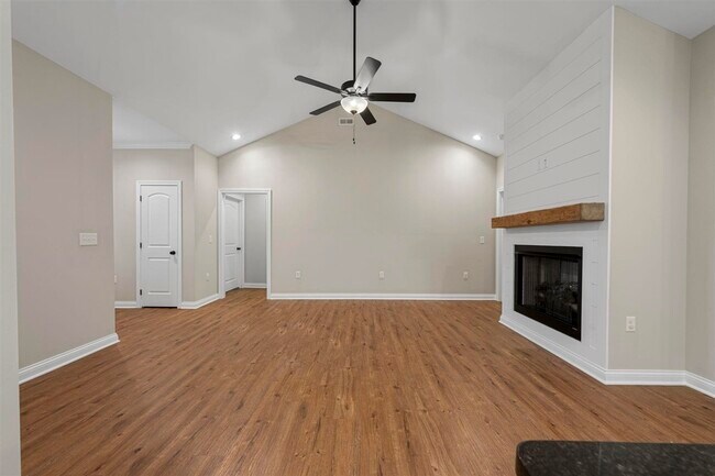 Building Photo - 821 Poplar Log Dr