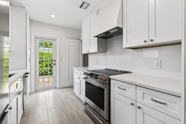 Building Photo - 236 Greymon Dr
