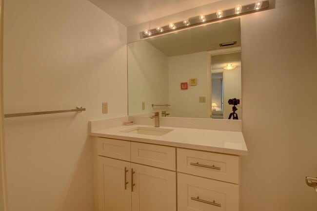 Building Photo - 7194 Promenade Dr