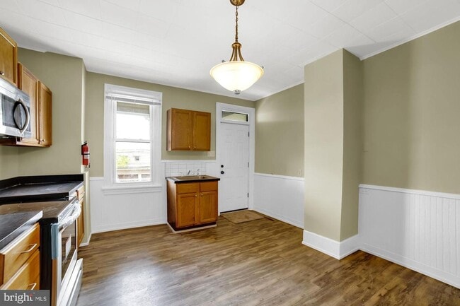 Building Photo - Coming Soon - Cozy 4 Bedroom, 1 Bath Home ...