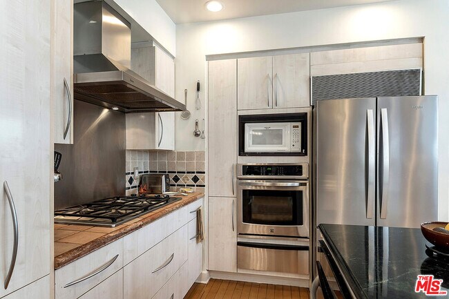 Building Photo - 143 S Mansfield Ave