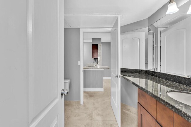 Building Photo - 2811 N Oakland Forest Dr