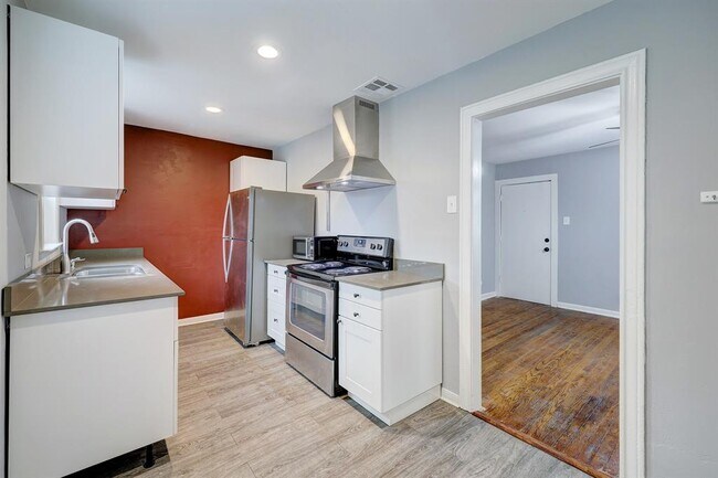 Building Photo - 2610 White Oak Dr