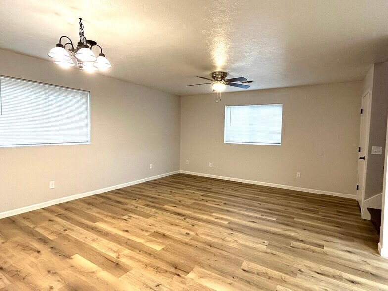 Living Room - 1406 W Division St