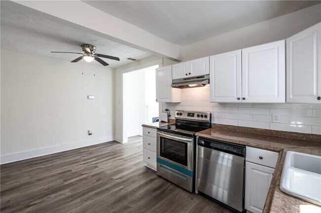 Building Photo - 404 Paines Ave NW