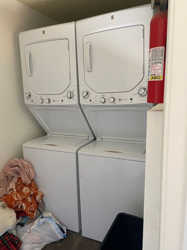 Building Photo - Louise