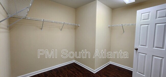 Building Photo - 3325 Fernview Dr