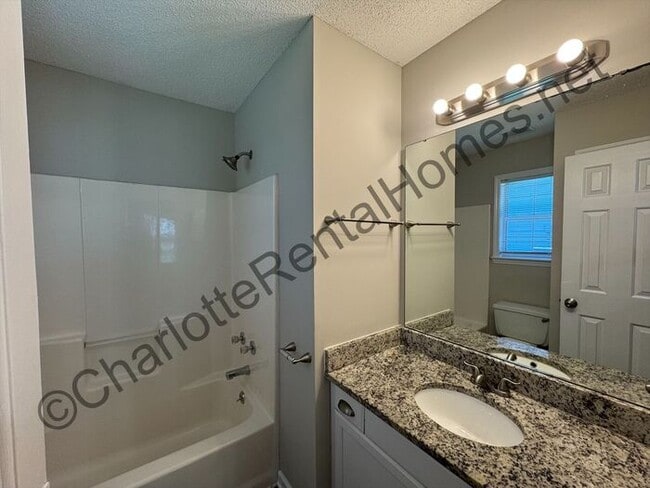 Building Photo - 3 bedroom 2 bathroom home in Charlotte!