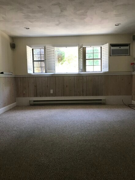 Living Room with no Furniture - 42 Swanson Ct