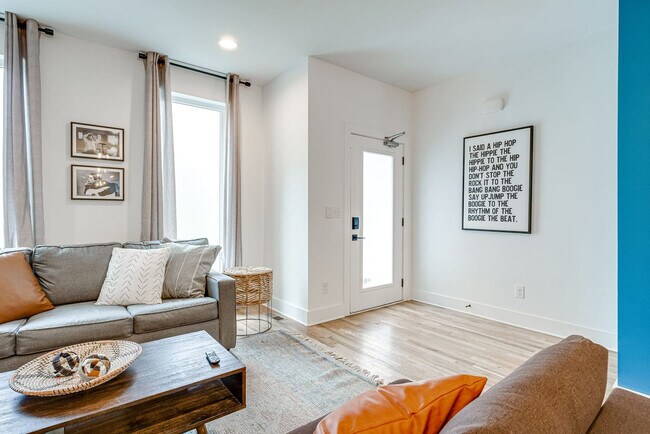 Building Photo - 2807 Delaware Ave