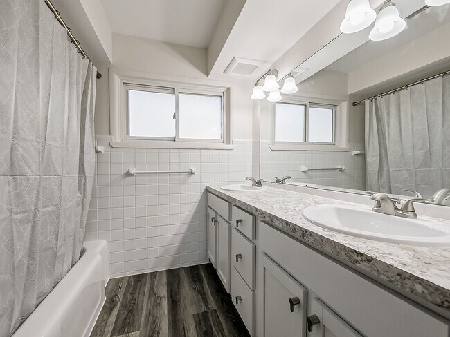 Building Photo - Freshly Updated 3-Bedroom Home in Farmington Hills!