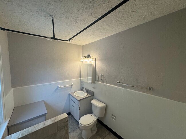 Building Photo - 3 Bed - 1.5 Bath Colonial for Rent in Cleveland Heights!