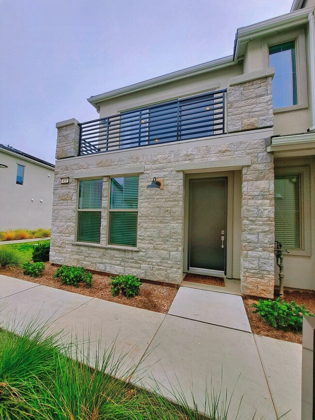 Building Photo - Experience Comfort and Style in This Venet...