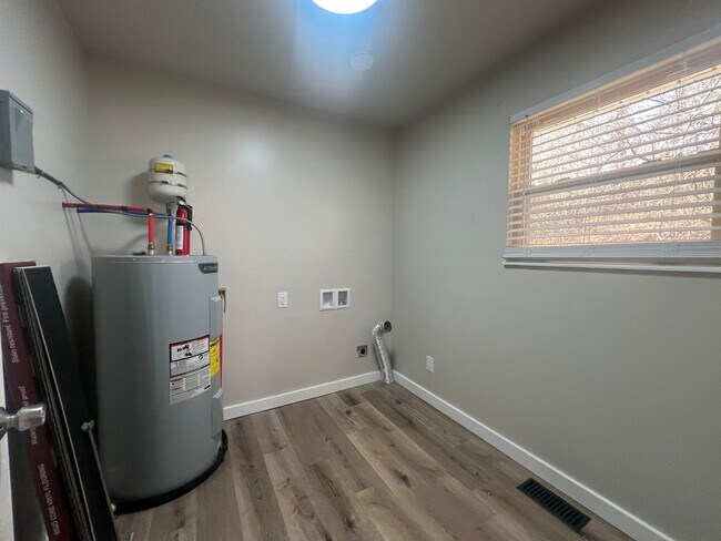 Building Photo - Newly Renovated 3 Bedroom, 2 Bathroom Home - 1200 sqft