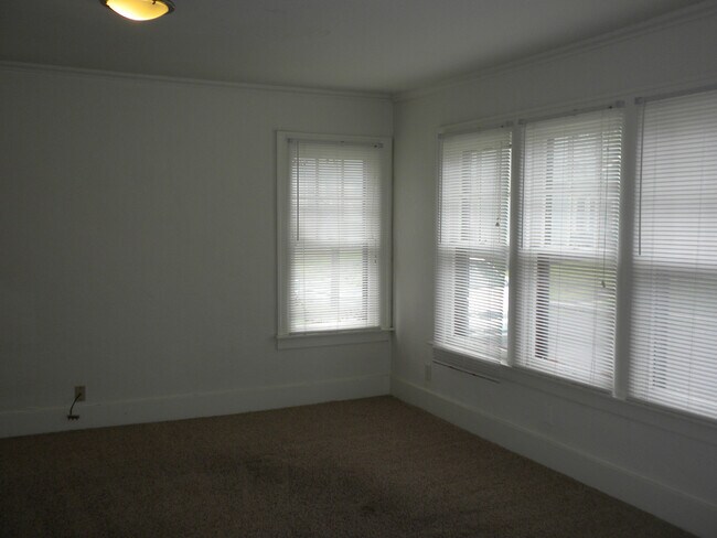 Building Photo - 2 Bedroom Home-Downtown