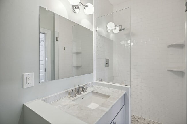 Building Photo - Available Now! // 3 Bedroom 2.5 Bathroom T...