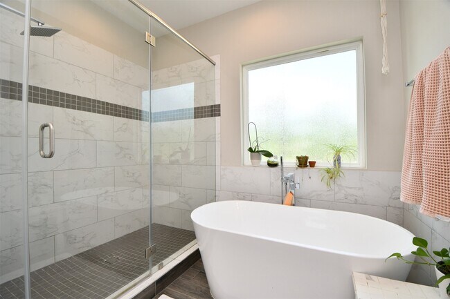 Building Photo - 1239 W Tidwell Rd