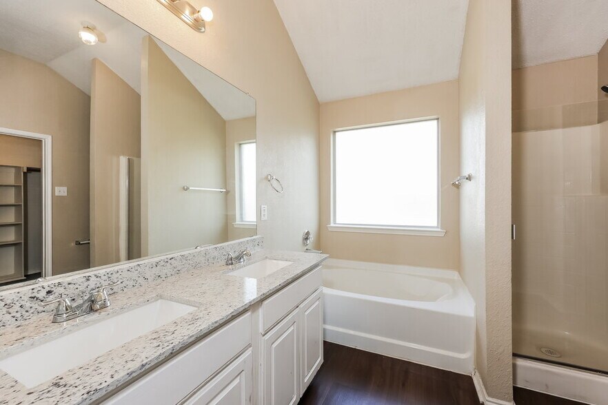 Building Photo - 2021 Wildwood Dr