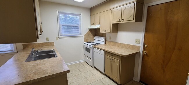 Building Photo - 4 Bedroom home near Summerville High School- (NOT Section 8 approved)