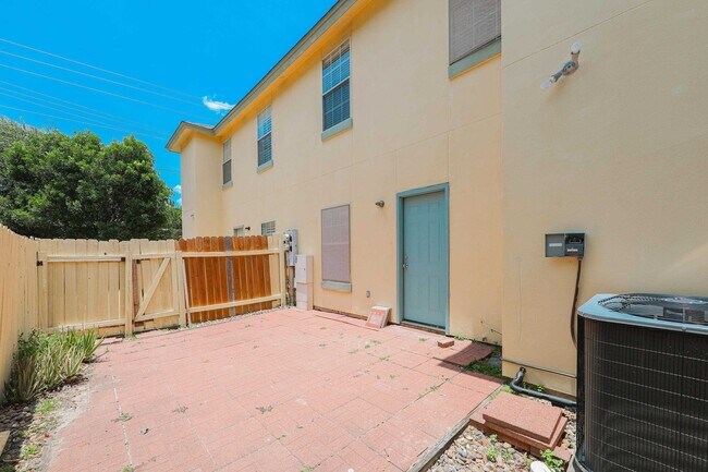 Building Photo - 1000 Ranchway Dr