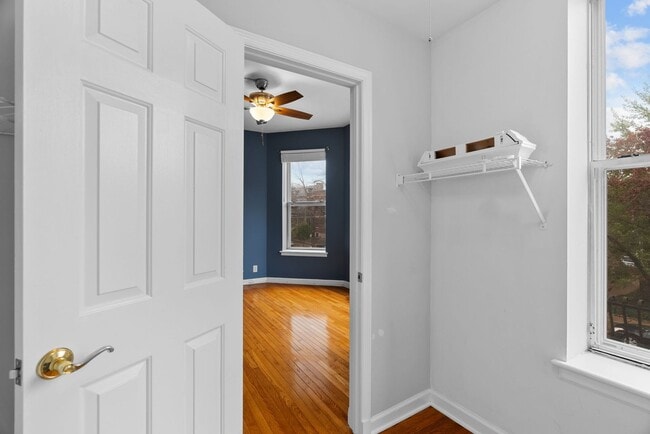 Building Photo - Modern Spacious  2 Bed  and 1.5  Bath Cond...