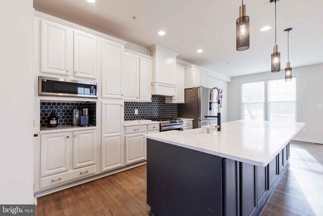 Building Photo - 9733 Braidwood Ter