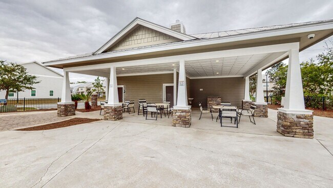 Building Photo - End unit!  Washer/Dryer Included! Beautiful 3 Bedroom Townhome (larger floorpan) with Screened-In...