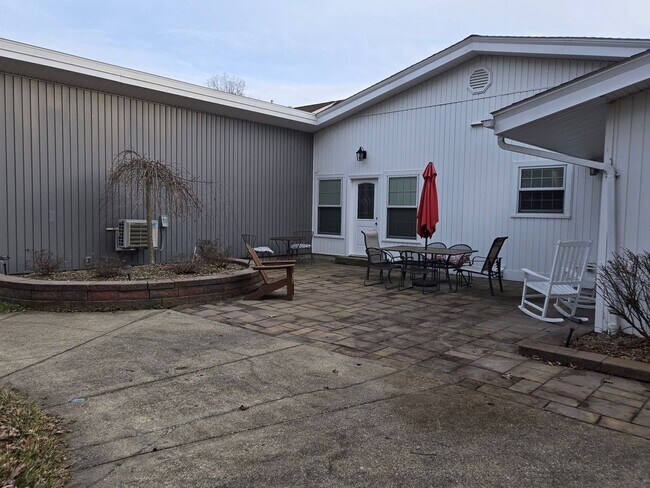 Building Photo - 132 Corll St