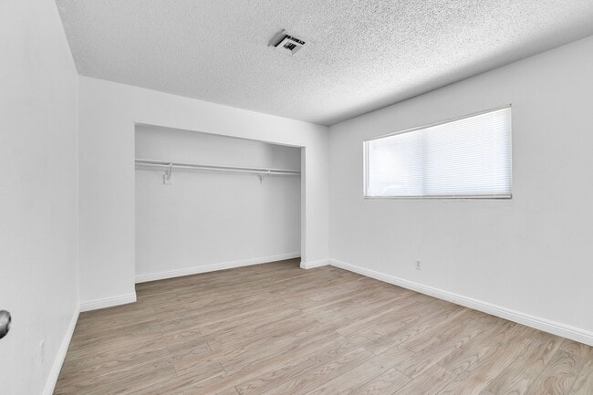 Building Photo - 2508 E Mesquite Ave