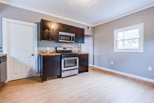 Building Photo - Available MAY 2026  - Private 2 Bedroom Home w/ Large Deck!