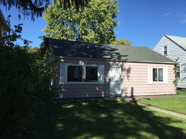 Primary Photo - Open-concept 3 bedroom ranch with oversize...