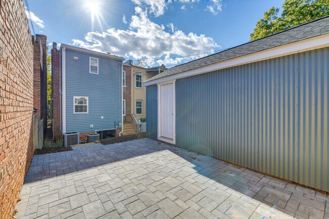 Building Photo - 2312 Rosewood Ave