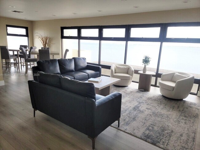 Building Photo - 1500 Park Beach Cir