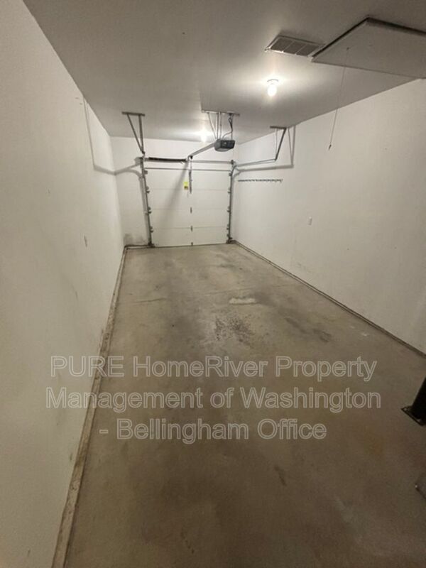 Building Photo - 547 Woollen Rd