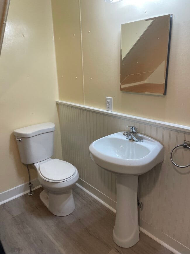 Building Photo - 7 River St