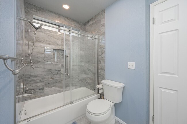 Building Photo - NEWLY REMODELED  FURNISHED BOTTOM FLOOR CONDO