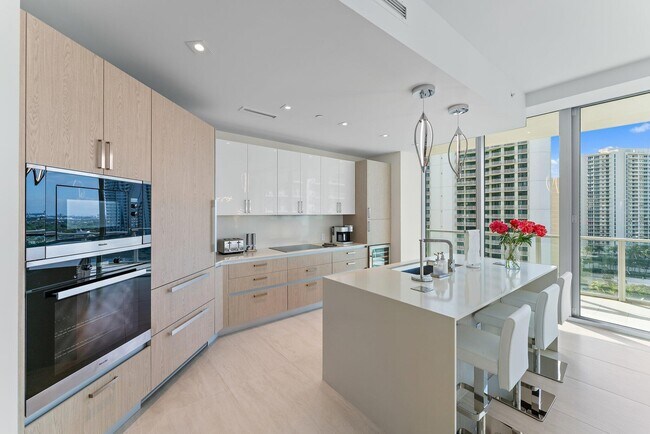 Building Photo - 3100 N Ocean Dr