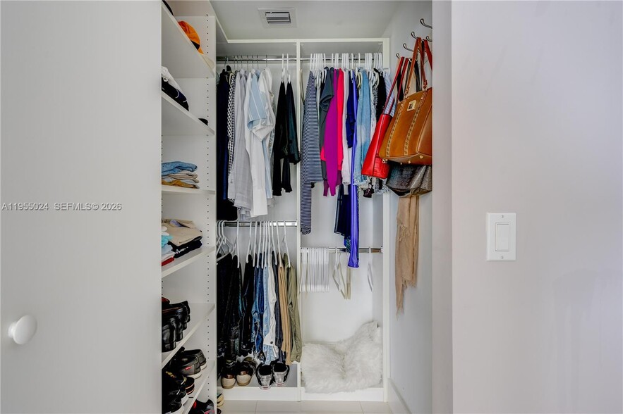 Building Photo - 6700 Indian Creek Dr