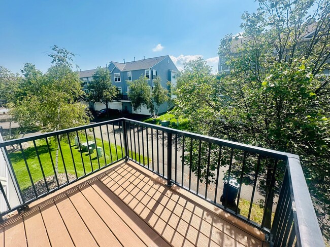 Building Photo - Gorgeous 4 Bedroom/3.5 Bath Luxury Townhom...