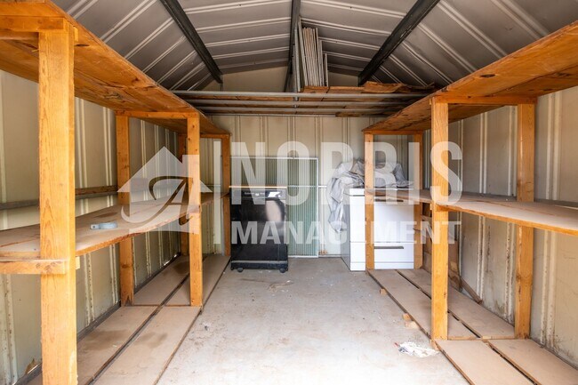 Building Photo - Quaint Home in an Established Neighborhood