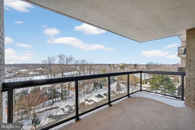 Building Photo - 307 Yoakum Pkwy