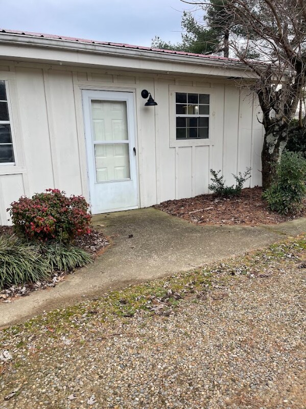 Building Photo - 2104 E Main St