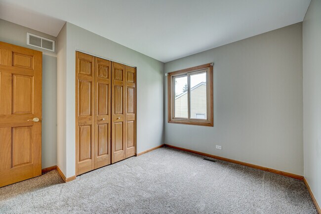 Building Photo - 4 N Birchwood Dr