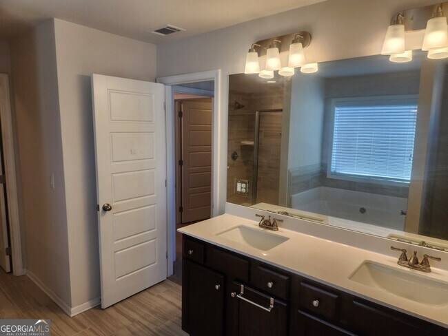 Building Photo - 47 Station Overlook Dr